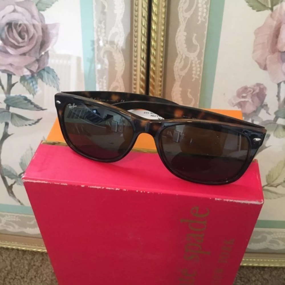 *LIKE NEW* Women’s RAY-BAN Shades!